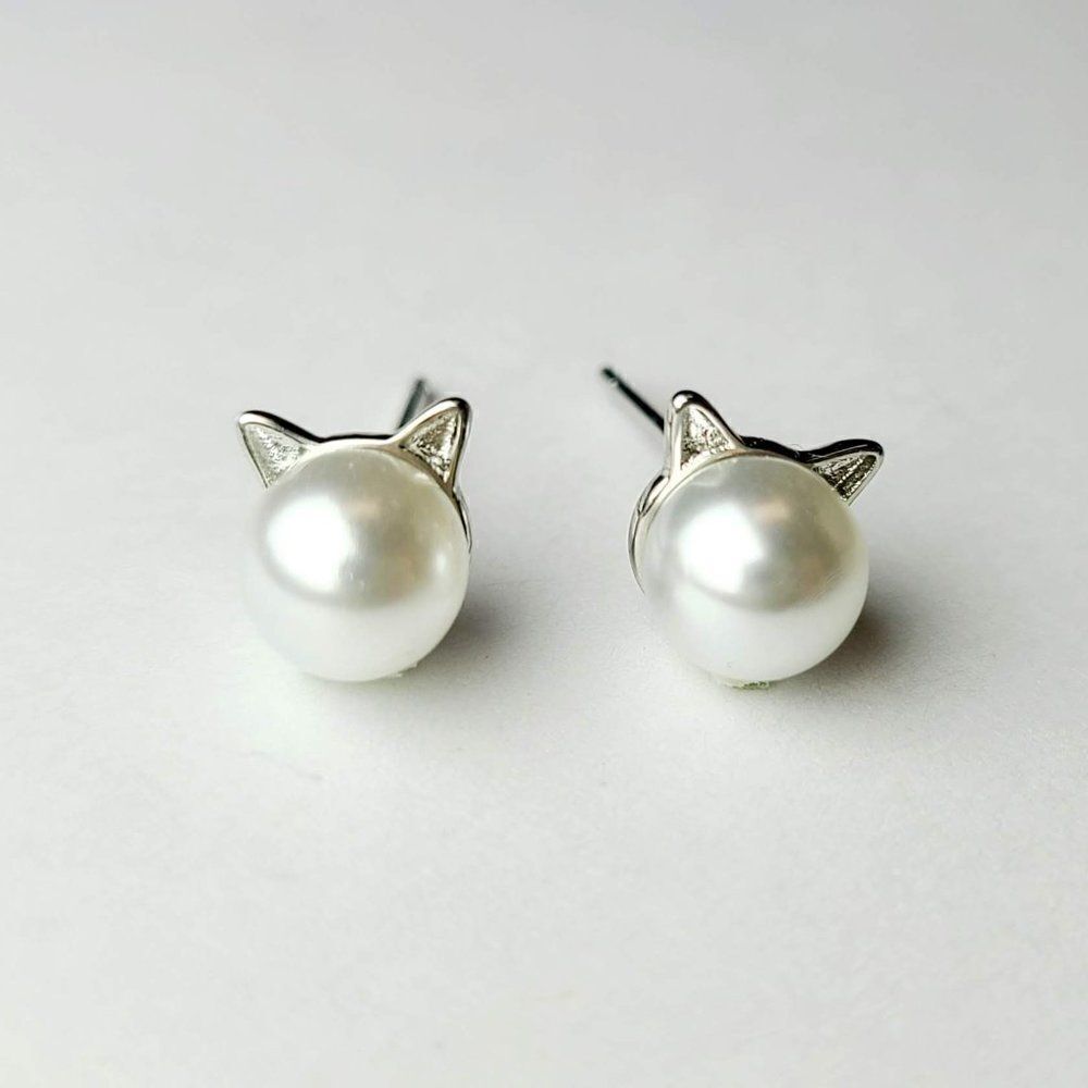 Silver Pearl Cat Earrings 😻